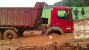 Usuários enfrentam dificuldades no trecho desde o início das chuvas na região (Foto: Reprodução/Rede Amazônica no Amapá)